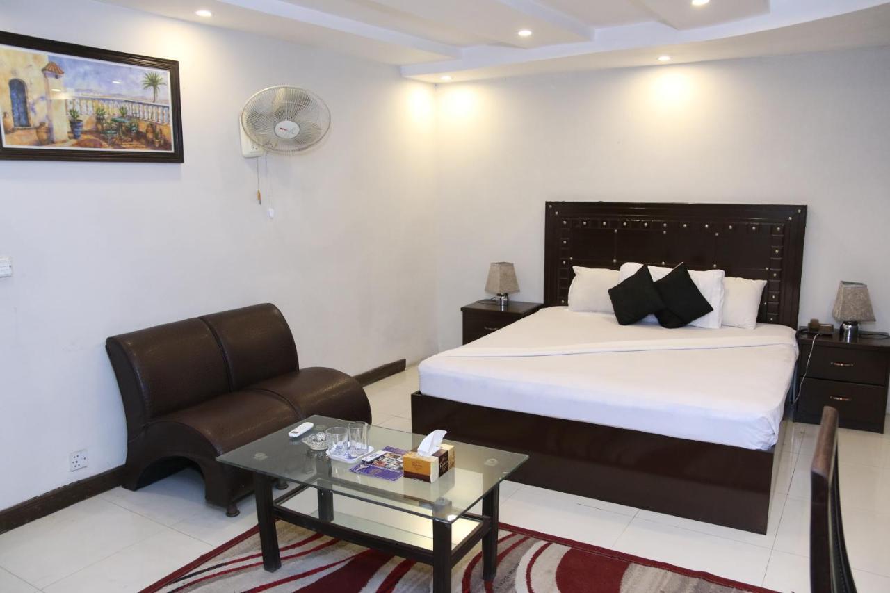 Gulberg Continental Hotel Лахор Екстериор снимка