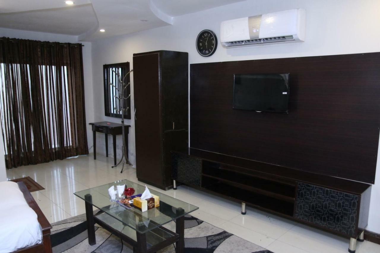 Gulberg Continental Hotel Лахор Екстериор снимка