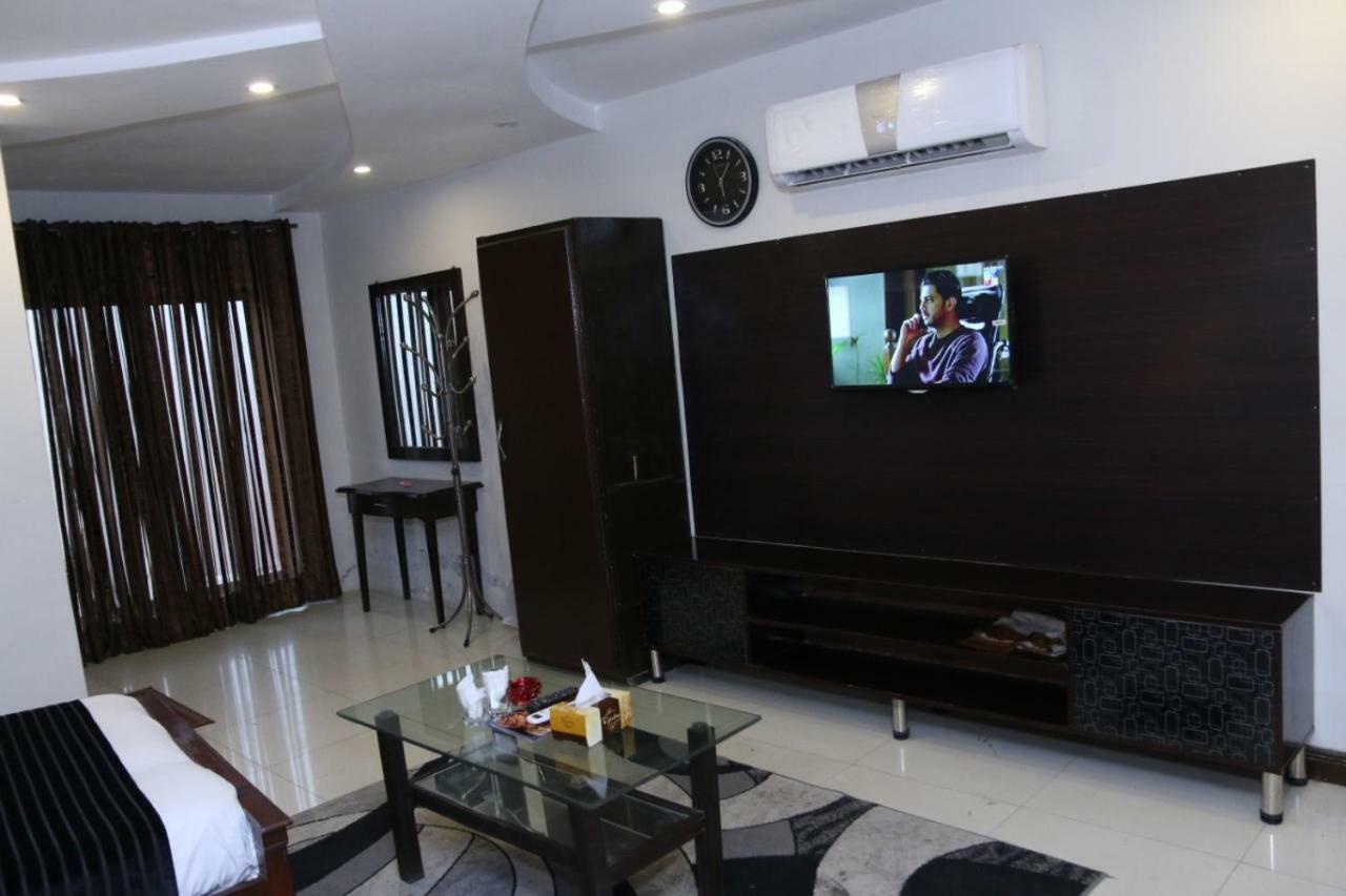 Gulberg Continental Hotel Лахор Екстериор снимка