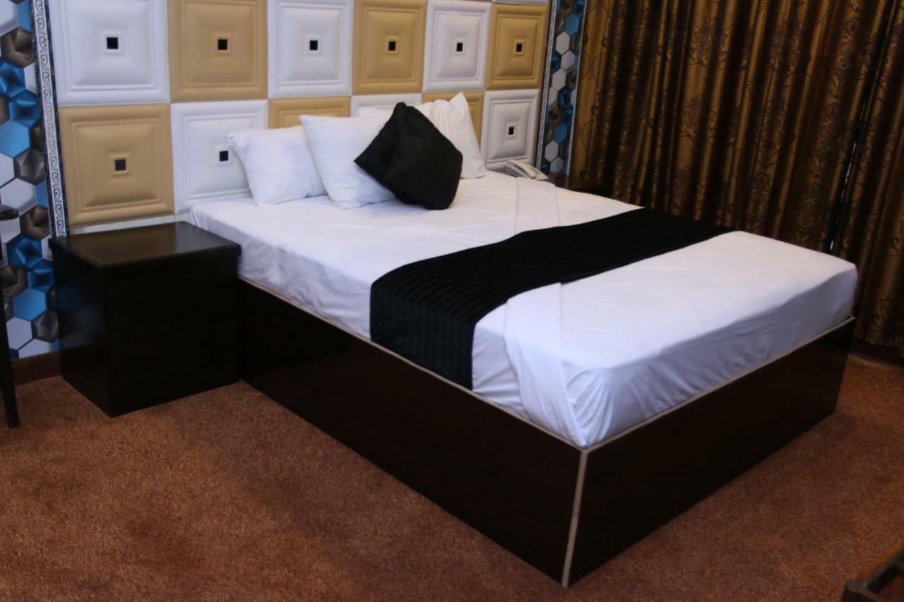 Gulberg Continental Hotel Лахор Екстериор снимка