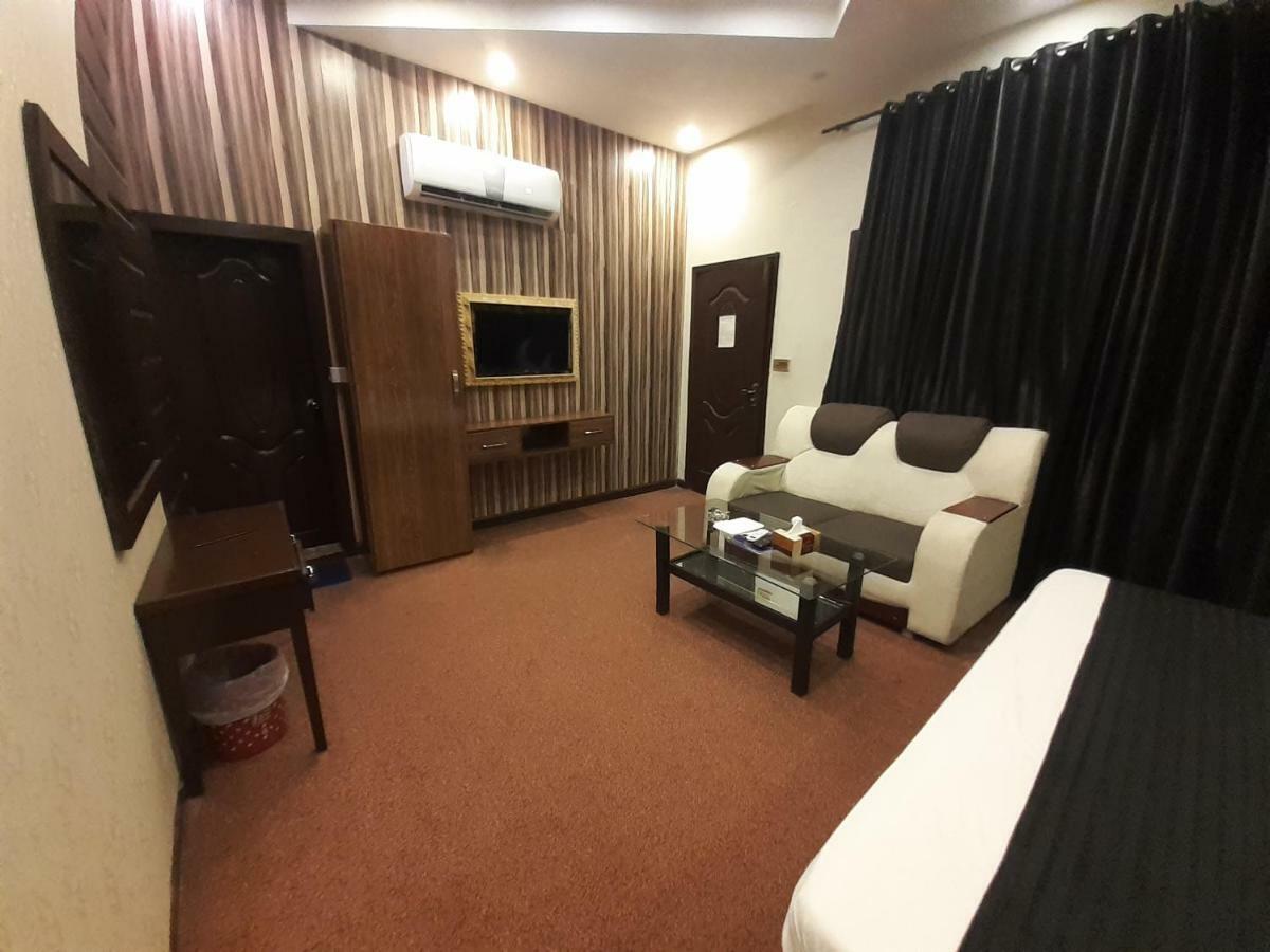 Gulberg Continental Hotel Лахор Екстериор снимка