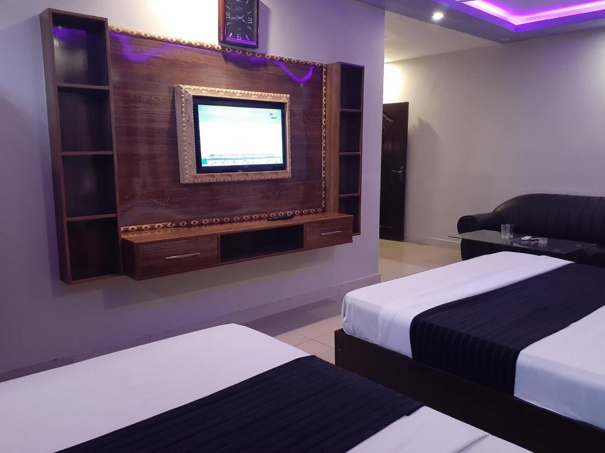 Gulberg Continental Hotel Лахор Екстериор снимка
